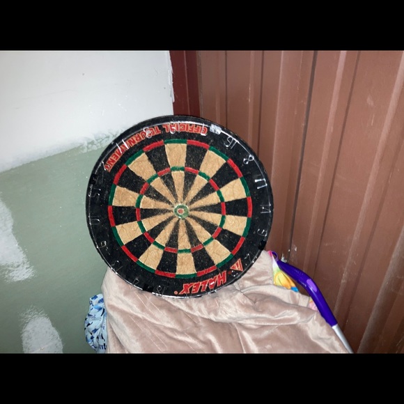 Halex official tournament dartboard with 6 darts - Picture 2 of 8